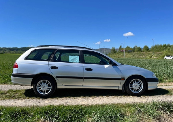 Toyota Avensis cena 7000 przebieg: 252000, rok produkcji 2001 z Bielawa małe 529